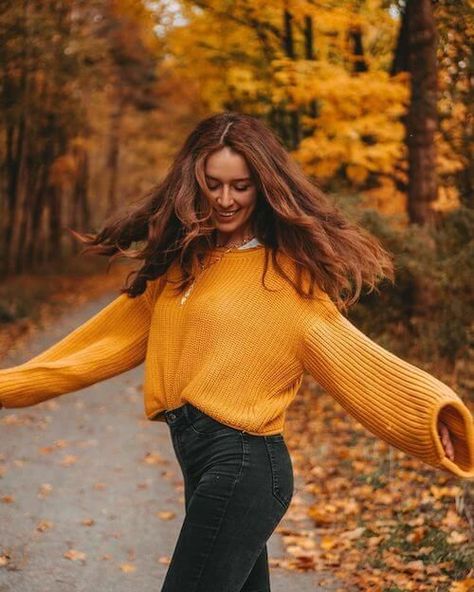 October Photoshoot, Shooting Pose, Autumn Photography Portrait, Fall Portraits, Fall Senior Pictures, Creative Photoshoot Ideas, Senior Photoshoot, Portrait Photography Poses, Foto Poses