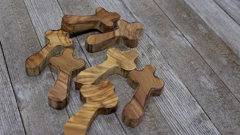 How to Make a Pocket Cross Wooden Crosses Diy, Wooden Cross Crafts, Woodworking Items That Sell, Pocket Cross, Wood Yard Art, Wood Jewelery, Wooden Crosses, Cross Crafts, Wood Projects That Sell