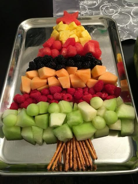 Fruit Christmas Tree Appetizer, Christmas Fruit Ideas Parties, Xmas Platter Ideas, Christmas Tree Fruit Platter Ideas, Christmas Fruit Tray Ideas Xmas Trees, Christmas Fruit Tree Platter, Christmas Tree Fruit Board, Christmas Fruit Arrangements, Holiday Fruit Charcuterie Board