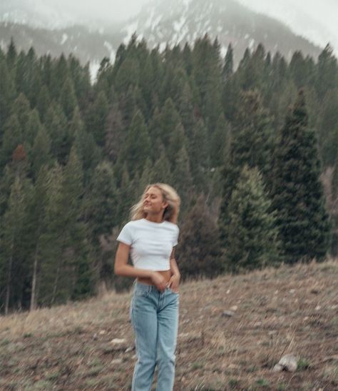 Mountain Photoshoot, Senior Photo Outfits, Mountain Girl, Senior Picture Outfits, Summer Photoshoot, Senior Photoshoot, Grad Photos, Granola Girl, Photography Senior Pictures