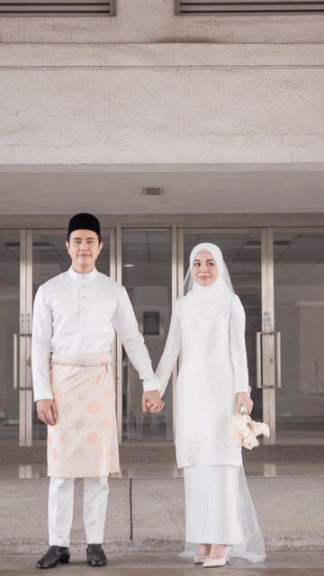 OPEN BOOKING JAN-DEC 2023 ‼️ on Instagram: "“Darling if you dont mind, i’ll take your hand tonight” . Makeup & hijab styling @titibeauty_ Photographer @wolvesomepeople Bridal attire @hazeqrahman Bride @dniarzk" Wedding Dress Malaysia Hijab, Simple Wedding Dress Hijab, Melayu Wedding Dress, Melayu Wedding, Malay Wedding Dress, Wedding Dress Hijab, Makeup Hijab, Wedding Photography List, Hijab Styling