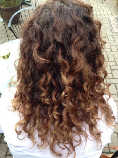 Naturally curly hair Carmel ombré Carmel Ombré, Brown Curly Hair With Highlights, Curly Hair With Highlights, Brown Hair With Caramel Highlights, Highlights Curly Hair, Hair With Highlights, Brown Curly Hair, Hair Color Caramel, Cute Curly Hairstyles