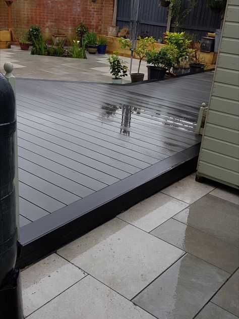 Black edged Grey Composite decking with "Areneria"Porcelain paving Built In Garden Seating, Front Garden Ideas Driveway, Composite Decking Designs, Gardening Business, Outdoor Living Deck, Patio Railing, Porcelain Paving, Patio Layout, Outdoor Patio Diy