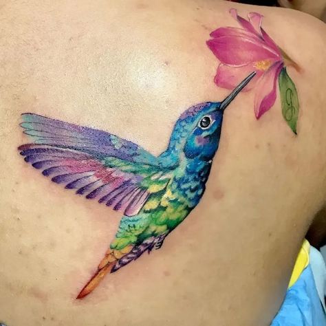 Each type of hummingbird has its own meaning, so you’ll want to choose one that speaks to you personally. Colorful Hummingbird Tattoo, Hummingbird Tattoo Meaning, Hummingbird Flower Tattoos, Tattoo Hummingbird, Small Wave Tattoo, Colorful Hummingbird, Geometric Tattoo Arm, Deer Tattoo, Hummingbird Tattoo