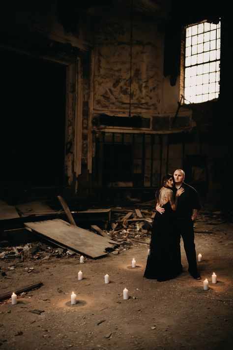 Horror Wedding, Engagement Photos Tips, Backless Mermaid Wedding Dresses, Moody Wedding Photography, Holly Wedding, Halloween Themed Wedding, Halloween Photography, Wedding Picture Poses, Goth Wedding