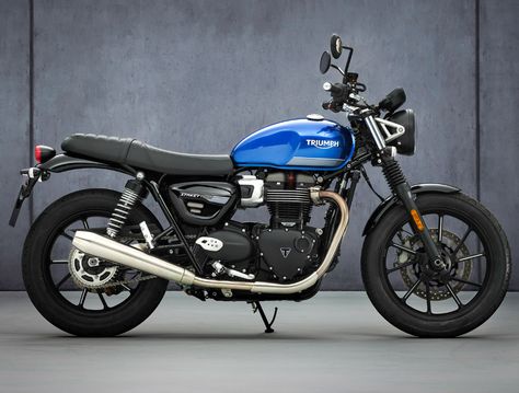 2022 Triumph Street Twin First Look (7 Fast Facts) Motorcycles For Women, Triumph Logo, Triumph Moto, Women Riders, Triumph Street Twin, Riding Tips, Triumph Bikes, Yamaha Nmax, Мотоциклы Cafe Racers