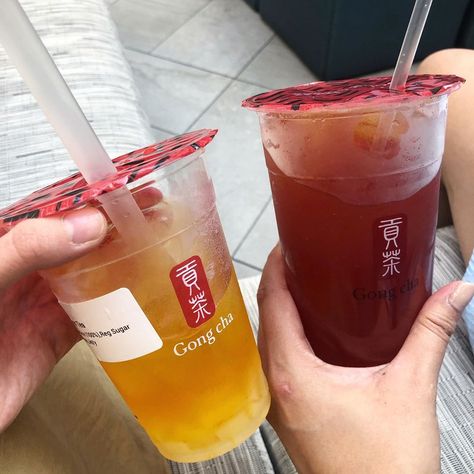 making fresh peach green tea at home with Talk Boba full recipe guide. Fruit Boba Tea Aesthetic, Fruit Tea Boba Recipe, Peach Tea Aesthetic, Peach Green Tea Recipe, Boba Fruit Tea, Green Tea At Home, Iced Peach Green Tea, Smoothies Bowl, Kawaii Drinks