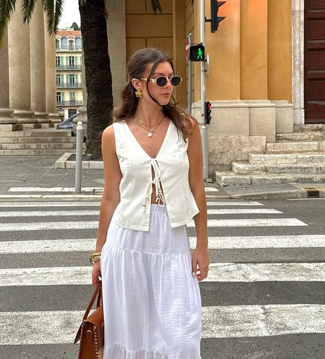 French Summer Aesthetic Outfit, K Style Outfits, South Of France Outfits Autumn, European Summer Street Style, Southern France Aesthetic Outfits, South Of France Photo Ideas, South Of France Aesthetic Fashion, South France Outfits, South Of France Aesthetic Outfit