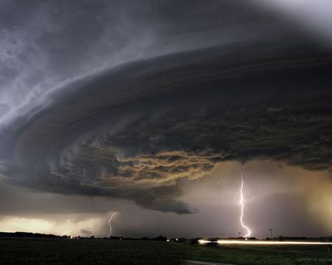 by Sean Heavey Tornado Lightning, Supercell Thunderstorm, Pictures Of Lightning, Scary Images, Storm Chaser, Wild Weather, Lightning Storm, Friday Evening, Wallpaper Android