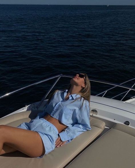 Money Photoshoot, Boat Day Outfit, Yacht Photoshoot, Boat Party Outfit, Yacht Party Outfit, Yacht Outfit, Boat Photoshoot, Yacht Aesthetic, Lake Photoshoot