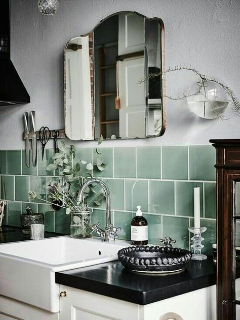 Timeless Kitchen, Vintage Bathrooms, Green Tile, Pink Bathroom, Home Design Decor, Apartment Therapy, Bathroom Inspiration, Kitchen Backsplash, 인테리어 디자인