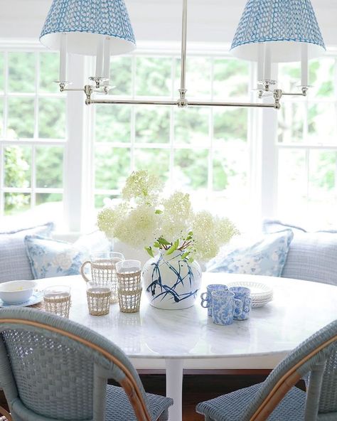 Dining Nook Bench, Bay Window Seating Kitchen, Nook Inspiration, Cozy Kitchen Nook, Nook Bench, Coastal Dining Room, Nook Table, Kitchen Breakfast Nooks, Kitchen Banquette