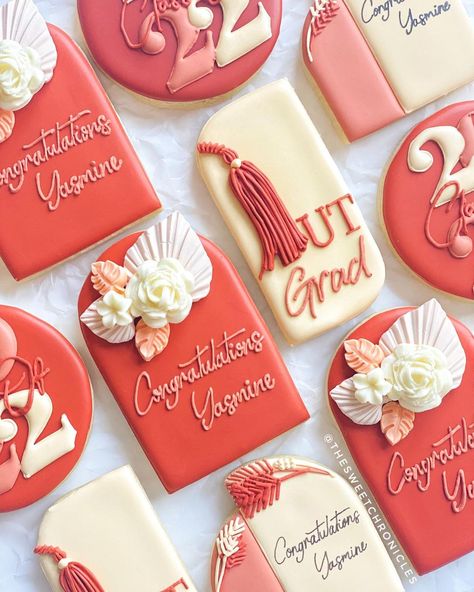 The Sweet Chronicles by Zaina on Instagram: “UT Graduation cookies to match the graduate’s decoration and floral arches Tassel cookies inspired by @confettiyeticookies…” Teacher Graduation Cookies, College Cookies, Grad Cookies, Grad Decor, Teacher Party, Floral Arches, Graduating Teacher, Iced Sugar Cookies, Graduation Cookies