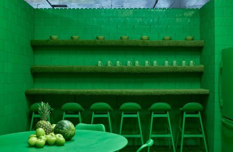 Monochrome exhibition in Brooklyn comprises single-coloured rooms Monochrome Interior Design, Green Monochromatic, Monochrome Room, Cj Hendry, Green Monochrome, Monochromatic Room, Purple Towels, Brooklyn House, Red Dining Room