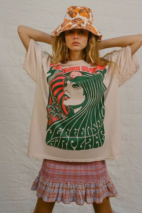 Graphic Tees for Women | Urban Outfitters Canada Jefferson Airplane, Urban Dresses, Tees For Women, Urban Outfitters Women, Look Casual, Outfits Casuales, Vintage Tees, Vintage Tshirts, T Shirt Dress