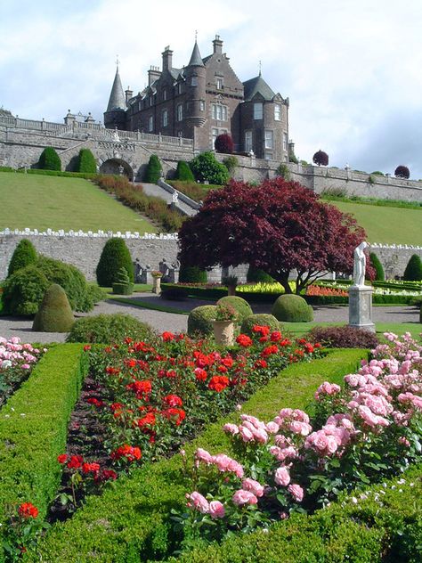 Drummond Castle Gardens - Scotland Castle Gardens, Castle Mansion, Famous Castles, Scotland Castles, Castle Garden, Scottish Castles, Formal Gardens, Voyage Europe, England And Scotland