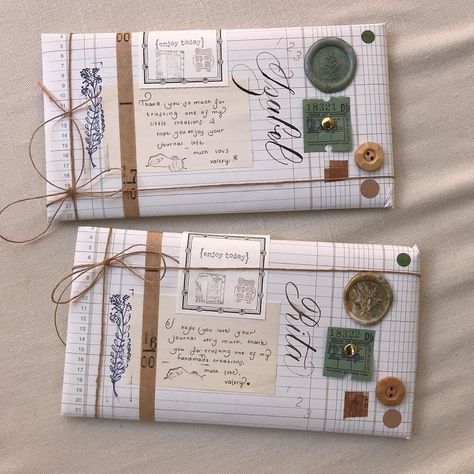 Diy Paper Letter, Vintage Wrapping Paper Ideas, Cute Letter Ideas, Door Signs Wooden, Snail Mail Ideas, Book Envelope, Wrapping Paper Diy, Letters Aesthetic, Letter Aesthetic