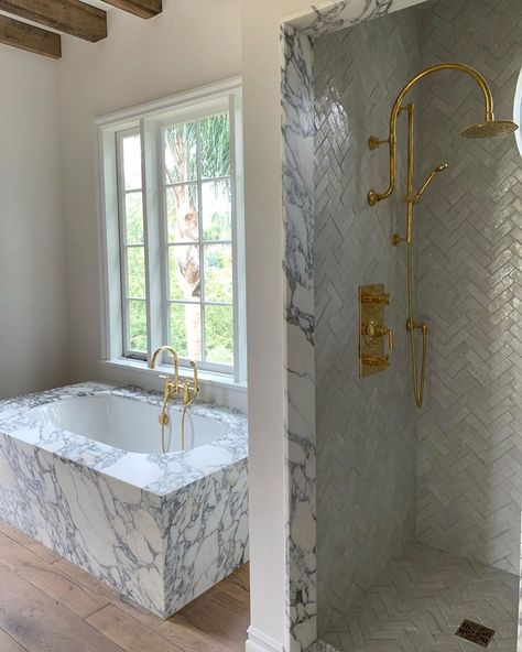 Amber  Lewis on Instagram: “OK puhhhlease. This freakin bathroom from #clientburoundtwo is seriously gonna put me in a joy induced coma. We are in the homestretch now,…” Amber Interiors Bathroom, Refinish Bathtub, Marble Showers, Amber Lewis, Bad Inspiration, Home Luxury, Amber Interiors, Bathroom Trends, Marble Bathroom