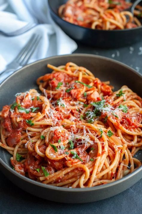 Classic Dinner Ideas, Amatriciana Recipe, Amatriciana Sauce, Italy Pasta, Italian Pastas, Cooking Pasta, Spicy Tomato Sauce, Italian Pasta Recipes, Pasta Spaghetti