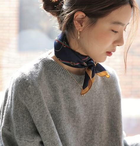 Silk Scarf Style, Mode Hippie, Scarf Outfit, How To Wear Scarves, Mode Inspo, Street Style Inspiration, Looks Chic, 가을 패션, Autumn Outfit