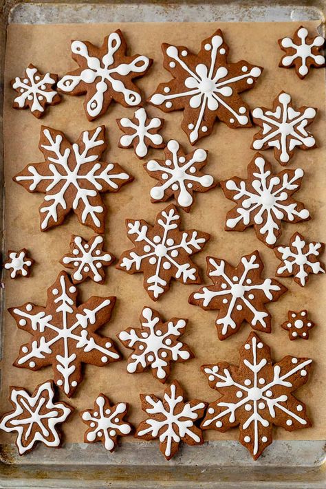 Gingerbread snowflake cookies are a cozy and fun cookie to make for the holidays. The cookie dough comes together quickly and the baked cookies are dressed up with easy royal icing. Gingerbread Icing Cookie, Christmas Baking Sugar Cookies, Oatmeal Cookies Christmas, Gingerbread Cookies Ideas Decoration, Gingerbread Cut Out Cookies, Gingerbread Cookie Frosting Recipe, Christmas Kids Recipes, Gingerbread Man Icing Ideas, Gingerbread Cookies Decoration