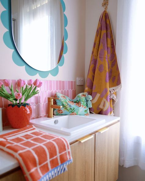 Bathroom sink with colorful towels around it Kids Bathroom Inspiration, Small Colourful Bathroom, Fun Colorful Bathroom, Small Funky Bathroom Ideas, Preppy Bathroom Ideas, Bright Bathroom Ideas, Fun Bathroom Colors, Teen Bathroom Ideas, Colorful Kids Bathroom