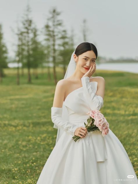 Chinese Wedding Photos, Pre Wedding Photoshoot Theme, Wedding Dress Sketches, Wedding Dresses Videos, Korean Wedding Photography, Wedding Photo Studio, Foto Wedding, Wedding Photoshoot Props, Bridal Photography Poses