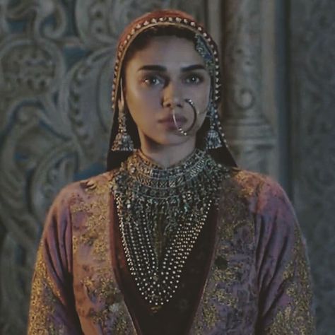 Aditi Rao Hydari as Mehrunisa in Padmaavat - INNAYA HERITAGE JEWELLERY *INSPIRATION* @aditiraohydari for @filmpadmaavat We loved the look for Mehru in this film all of the costumes… Love In Movies, Bajirao Mastani, Aditi Rao Hydari, Muslimah Wedding Dress, Aditi Rao, Desi Wedding Dresses, Pakistani Fashion Casual, Afghan Fashion, Head Scarf Styles