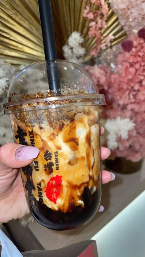 #bubbletea #aesthetic #yummy Xing Fu Tang, Tea Pic, Snapchat Photo, Boba Drink, Snap Snapchat, Bubble Milk Tea, Fruit Tea, Boba Tea, Bubble Tea