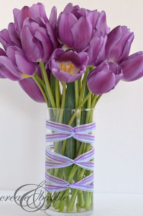 Here's a pretty, easy and quick way to give a dollar store vase a fresh and pretty look for Spring! This ribbon wrapped vase is super quick and easy to make Work Centerpieces, Flower Vase Ideas For Home, Dollar Tree Vases, Vase Ideas, Farmhouse Crafts, Diy Wrap, Ribbon Wrap, Spring Decoration, Cylinder Vase