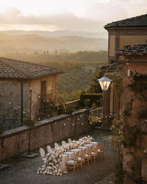 Villa Catignano, Dream Wedding Locations, Destination Wedding Italy, Tuscan Villa, Tuscan Wedding, Italian Table, Ethereal Wedding, Wedding Abroad, Luxury Look