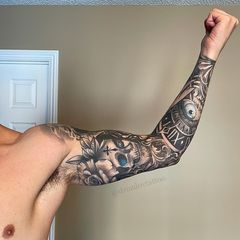 vladimir drozdov (@drozdovtattoo) • Fotos y videos de Instagram Scorpio Tattoo Ideas, Modern Tattoo Ideas, Best Tattoo Ideas For Men, Men's Tattoo, Aztec Tattoo Designs, Meaningful Artwork, Scorpio Tattoo, Taurus Tattoos, Queen Tattoo