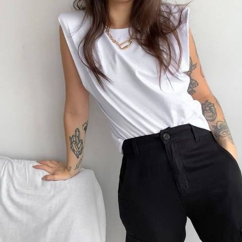 Muscle Tee Outfits, Lesbian Outfits, Lesbian Fashion, St Ignatius, Look Office, Queer Fashion, Androgynous Fashion, Lauren Jauregui, White Outfit