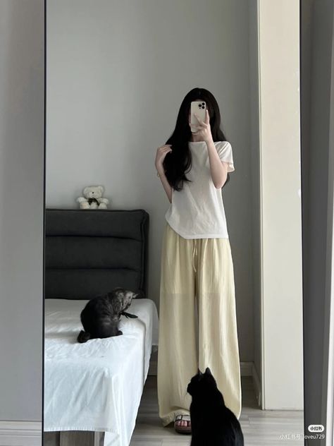 Simple House Outfit, House Wear Outfits Korean, Korean House Outfit, Home Outfits Aesthetic, Outfit In Home, Korean Home Outfit, Comfy House Outfit, House Clothes Comfy, Home Dress Comfy