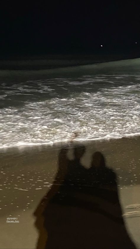 #beach #couple Beach Couple, Dream Summer, Winter Beach, Beach At Night, Beach Date, Hand Photo, Night Couple, Beach Night, With Boyfriend