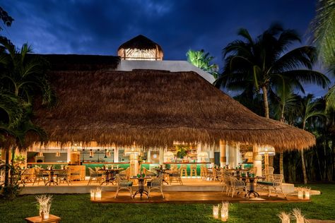 Mexico House Ideas, Outdoor Restaurant Patio, Bar Sala, Luxury Beach Resorts, Bali House, Resort Architecture, Villa Style, Restaurant Patio, Rest House