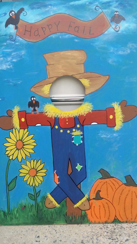 Cute scarecrow board I painted for kids Halloween party for pictures. Scarecrow Display, Dr Seuss Preschool Activities, Scarecrow Contest, Scarecrow Art, Fall Cutouts, Dr Seuss Preschool, Fall Festival Games, Cute Scarecrow, Cute Bulletin Boards