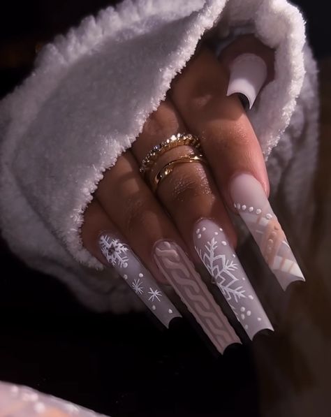 Nude Winter Nail Designs, Matte Nails Christmas, Christmas Nails Black Women, Dope Christmas Nails, Winter Nail Sets, Nails Suggestions, Art Nails Design, Elite Nails, Matte Pink Nails