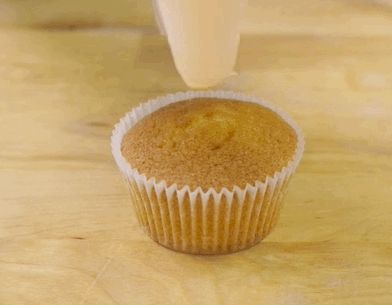 Squeeze the tension out of your mind. | 19 Hypnotic GIFs Of Cupcakes Being Frosted To Soothe Your Soul Cake Stimboard, Frosting Videos, Raymond Core, Cupcake Piping, Cupcake Videos, Out Of Your Mind, Cupcake Icing, Satisfying Videos, Cupcake Frosting