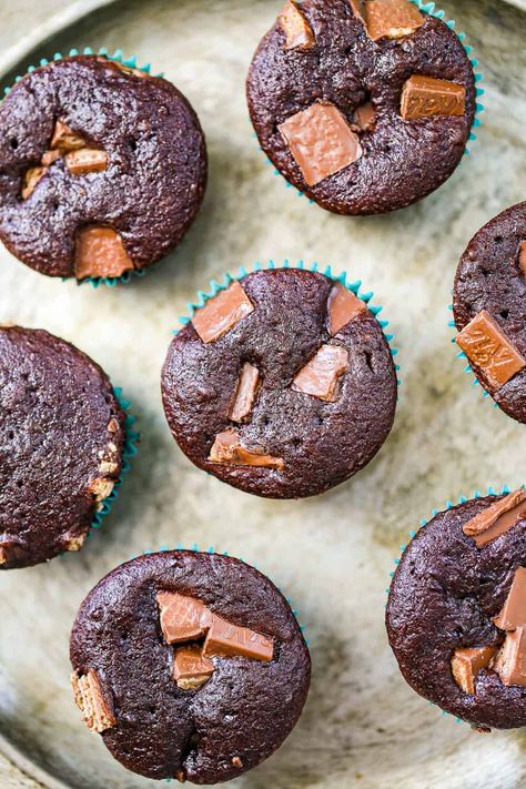 These Ultimate Kit Kat Cupcakes are double loaded with Kit Kat Bars and we made them super easy for you to make for your next party or celebration!  We frosted these fancy chocolate cupcakes (with chopped Kit Kats inside) with a peanut butter frosting and we can't forget the Kit Kat accessory bar on top with some chocolate sauce! Kit Kat Dessert, Kit Kat Cupcakes, Kit Kat Chocolate, Strawberry Cheesecake Cupcakes, Caramel Apple Cupcakes, Fancy Chocolate, Homemade Chocolate Frosting, Frosting Chocolate, Kit Kat Bars