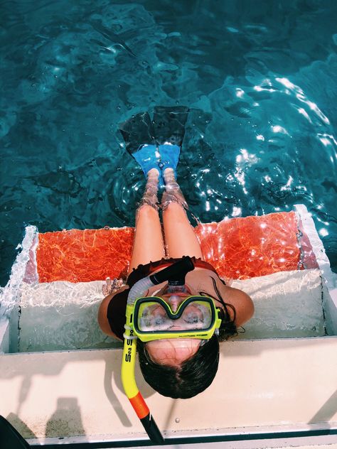 A girl sitting in the edge of a boat. She is looking upward to the camera. She is wearing a maroon bikini. She also has on goggles and a snorkel. Key West Photos, Vacation Photo, Beach Inspo, Hawaii Trip, Scuba Girl, Diving Gear, Hawaii Beach, Travel Pics, Summer 22