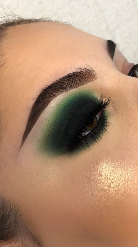 Eyeshadow Looks Emerald Green, Green Smokey Eyes, Black Green Eyeshadow, Bold Green Eye Makeup, Loki Makeup Female, Elphaba Makeup Eye, Slytherin Inspired Makeup, Green Emo Makeup, Fun Green Makeup