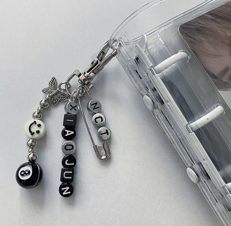 Kpop Toploader, Nct Xiaojun, Kpop Keychain, Kpop Diy, Diy Bracelet Designs, Phone Charms, Keychain Design, Diy Keychain, Beaded Keychains