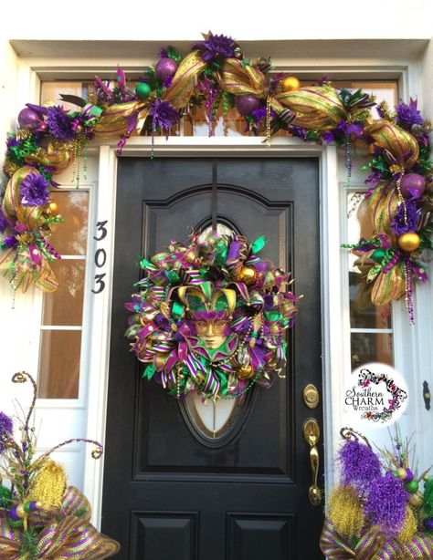 Beautiful Deco Mesh Mardi Gras Door - Learn to make this yourself! Tutorial by Southern Charm Wreaths Mardi Gras Door, Madi Gras, Wreaths Videos, Mardi Gras Crafts, Teardrop Swag, Mardi Gras Wreath, New Orleans Mardi Gras, Mardi Gras Decorations, Mardi Gras Party