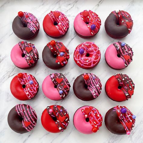 Valentine Donut Ideas, Mini Cookie Cake, Donuts Ideas, Gourmet Candy Apples, Donut Decorating Ideas, Fancy Donuts, Cake Story, Strawberry Donuts, Gourmet Candy