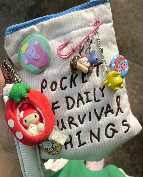 Novelty Aesthetic, Keychain Charms, All Things Cute, Cute Little Things, E Reader, Cute Bags, Wallpaper Iphone Cute, Things To Buy, Girly Things