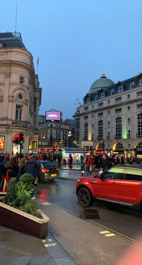 London Uk Aesthetic, Uk Aesthetic, British Aesthetic, London Streets, London Vibes, London Dreams, New York Night, Walks In London, London Baby