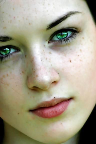 emerald eyes, Amazing Green Eyes And Freckles, Emerald Green Eyes, Makeup Looks For Green Eyes, Beautiful Freckles, Freckle Face, Most Beautiful Eyes, Eye Photography, Stunning Eyes, Gorgeous Eyes