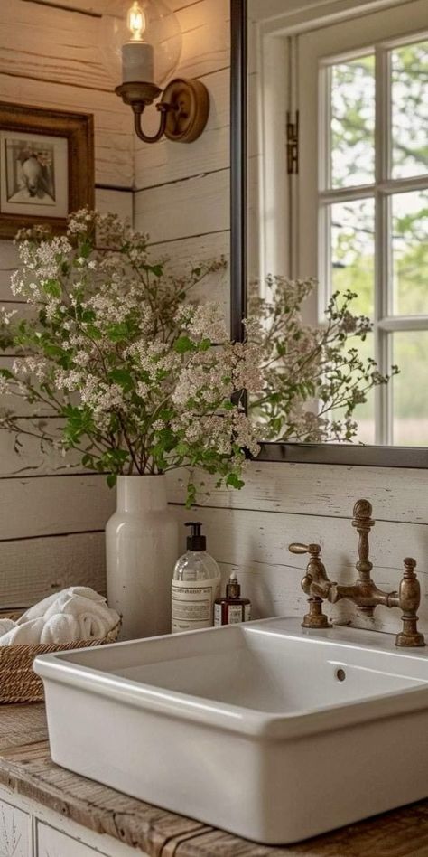 Unexpected Shabby Chic Beauty Interior Delights, Baños Shabby Chic, Cottage Farmhouse Decor, Dreamy Design, Bathroom Addition, Country House Interior, Country Bathroom, Cottage Kitchens, Shabby Chic Bathroom