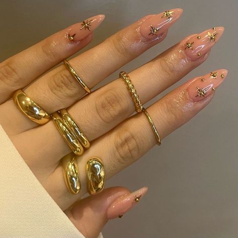 Simple Bejeweled Nails, Nails That Go With Gold Jewelry, Gold Airbrush Nails, Nails For Gold Jewelry, Greek Goddess Nails Designs, Gold Goddess Nails, Desi Wedding Nails, Small Stilleto Nails, Acrylic Nail Designs Gold